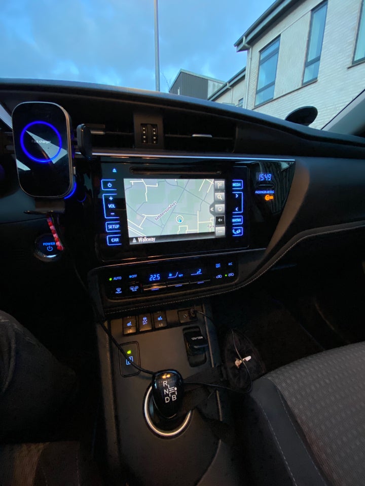 Toyota Auris 1,8 Hybrid H3 CVT Skyview 5d