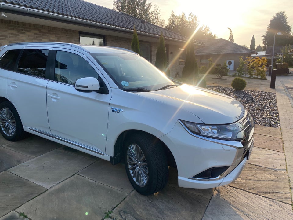 Mitsubishi Outlander 2,4 PHEV Intense CVT 4WD 5d