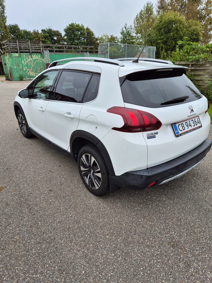 Peugeot 2008 1,5 BlueHDi 100 Selection Sky 5d