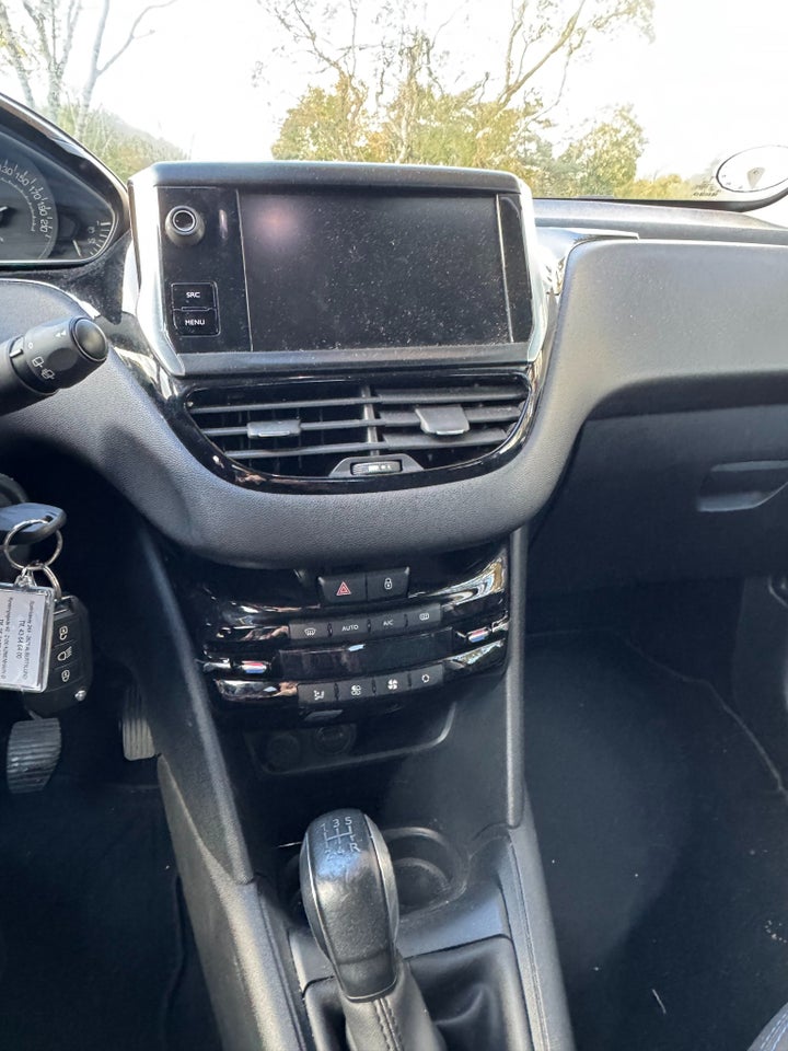 Peugeot 208 1,2 VTi 82 Signature Sky 5d