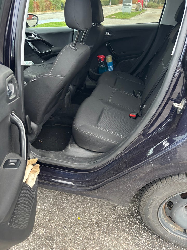 Peugeot 208 1,2 PureTech 82 Allure Sky 5d