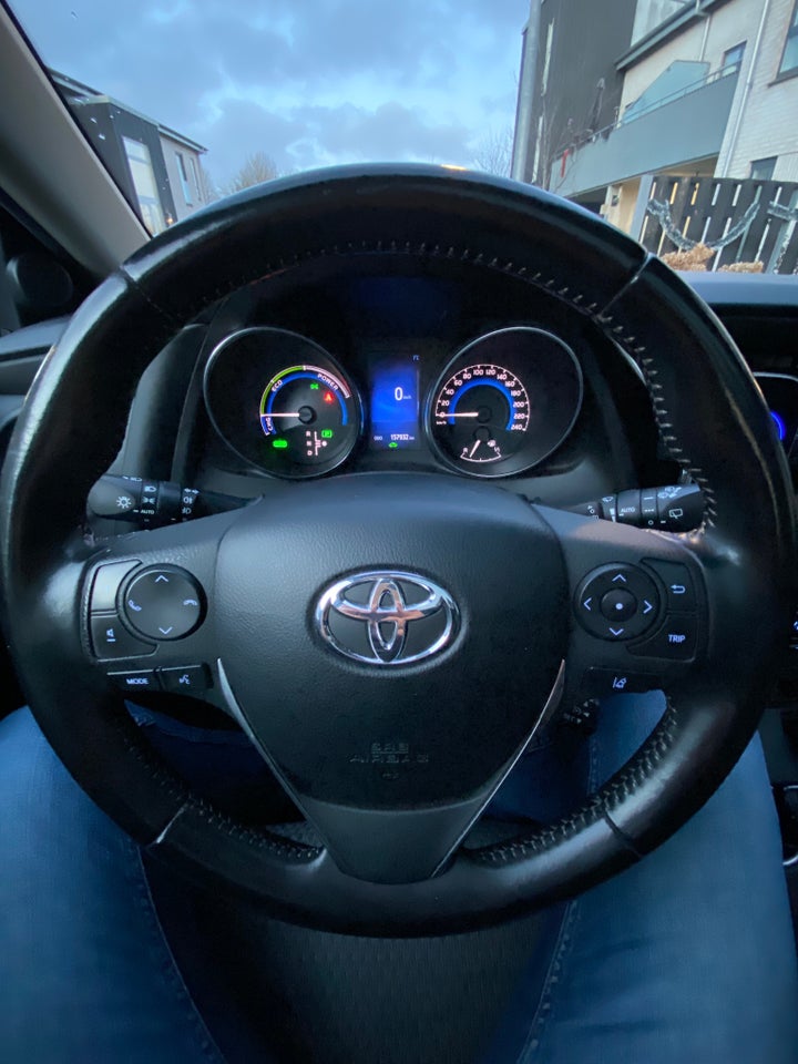 Toyota Auris 1,8 Hybrid H3 CVT Skyview 5d