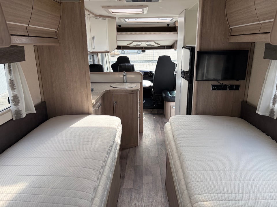 Mercedes Kabe 2,2 i810LT aut. 2d