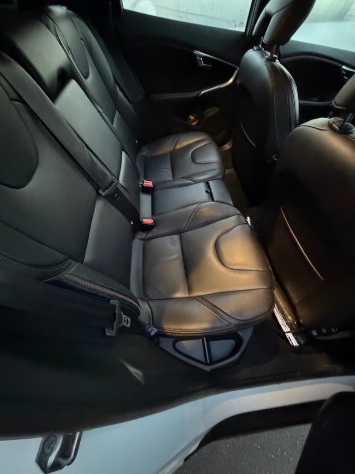 Volvo V40 CC 2,0 D3 150 Momentum 5d