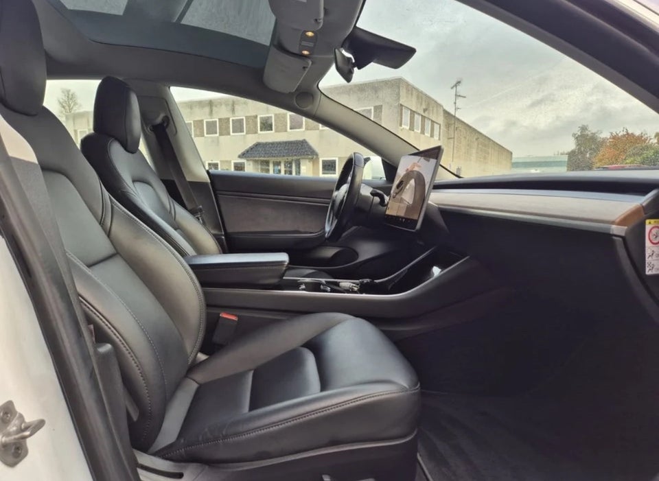 Tesla Model 3 Standard Range+ RWD 4d