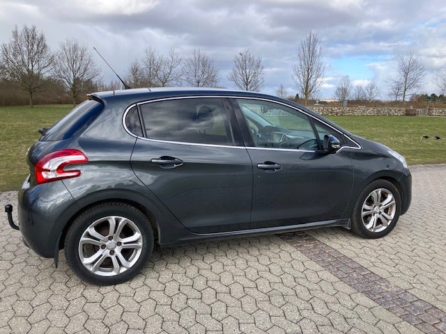Peugeot 208 1,2 VTi Allure Sky 5d