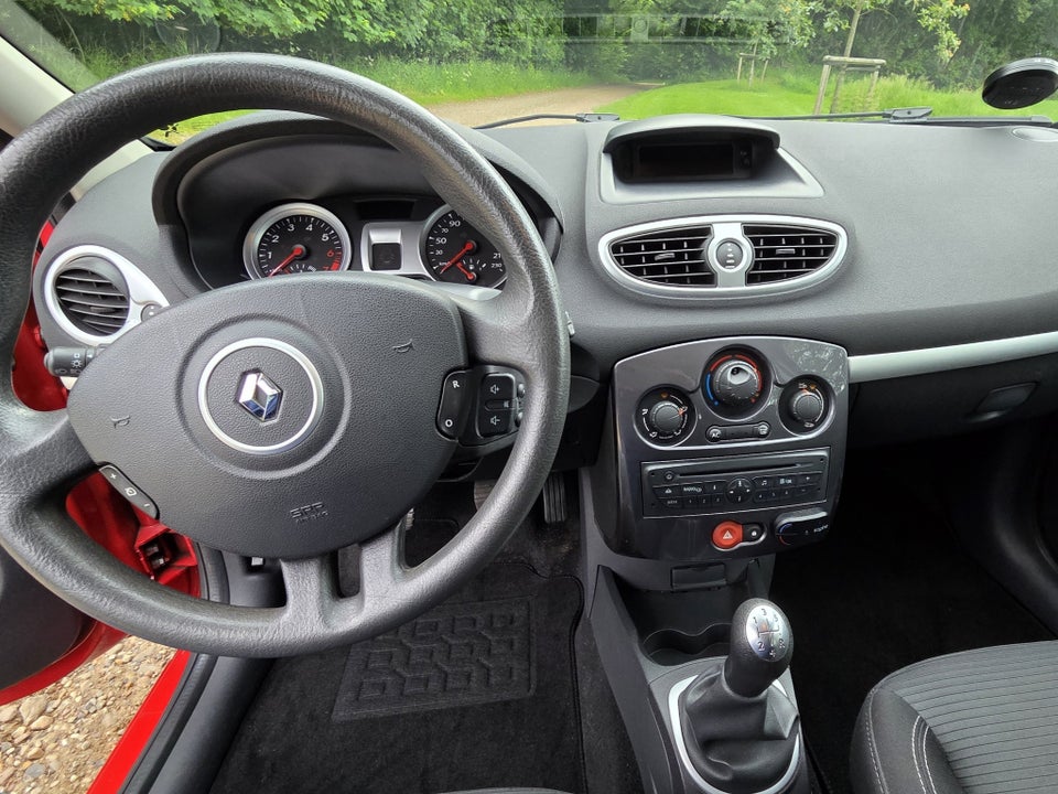 Renault Clio III 1,2 16V TCe Expression Sport Tourer 5d