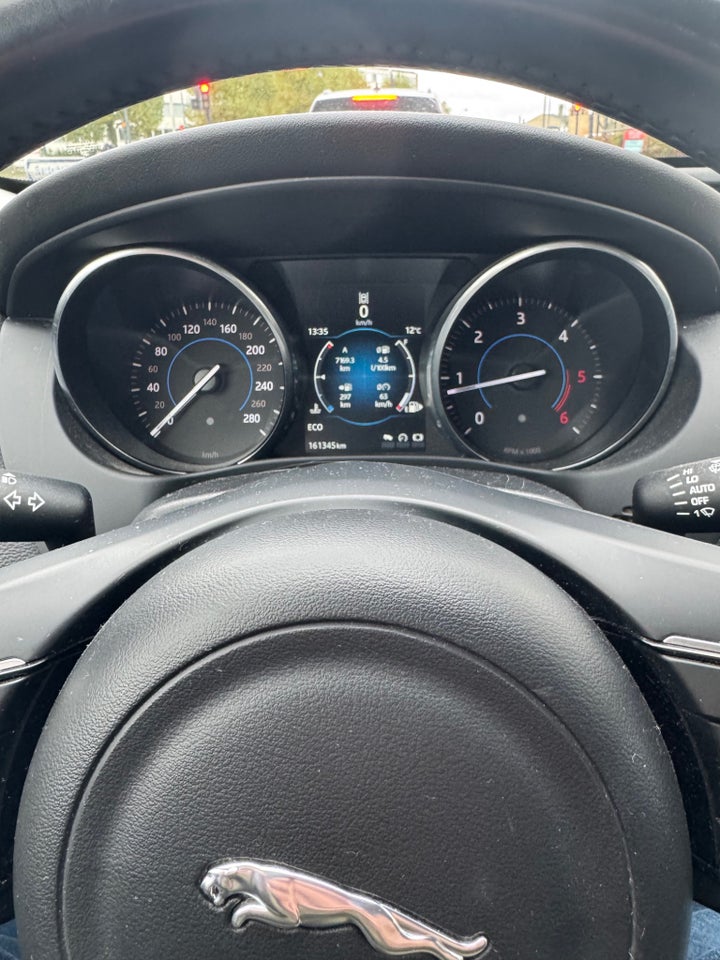 Jaguar XE 2,0 D180 Prestige aut. 4d