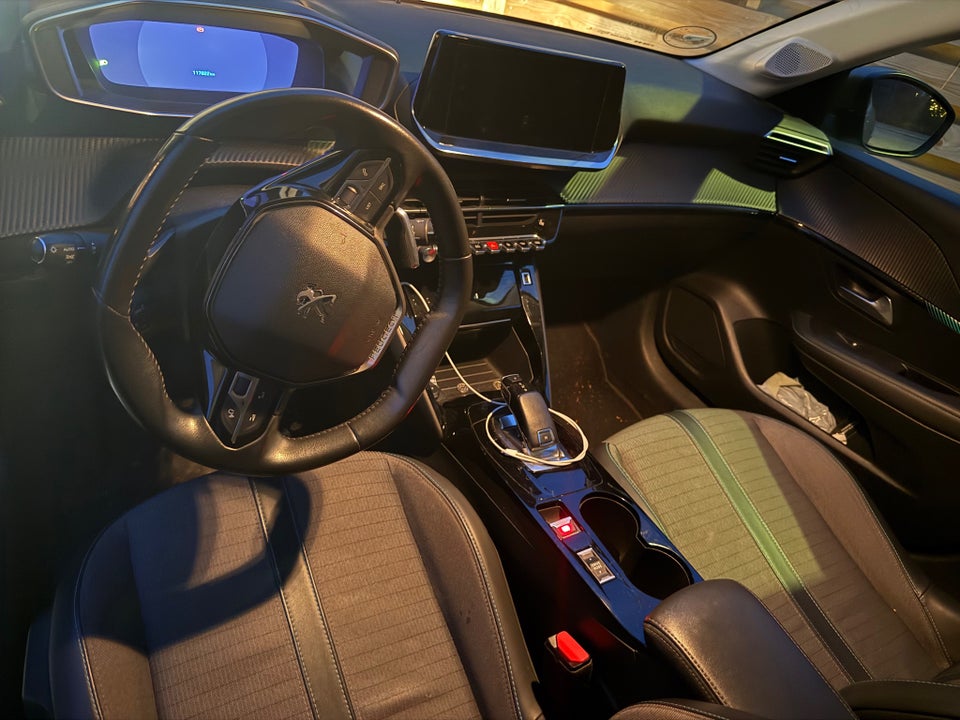 Peugeot 208 1,2 PureTech 100 Active EAT8 5d