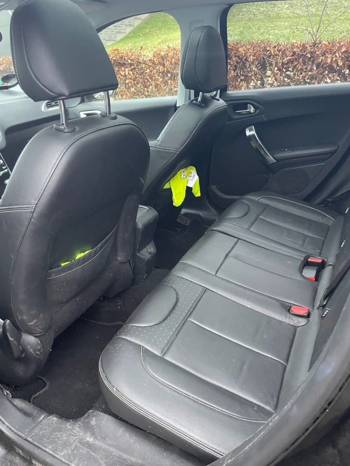 Peugeot 2008 1,6 e-HDi 114 Allure Sky 5d