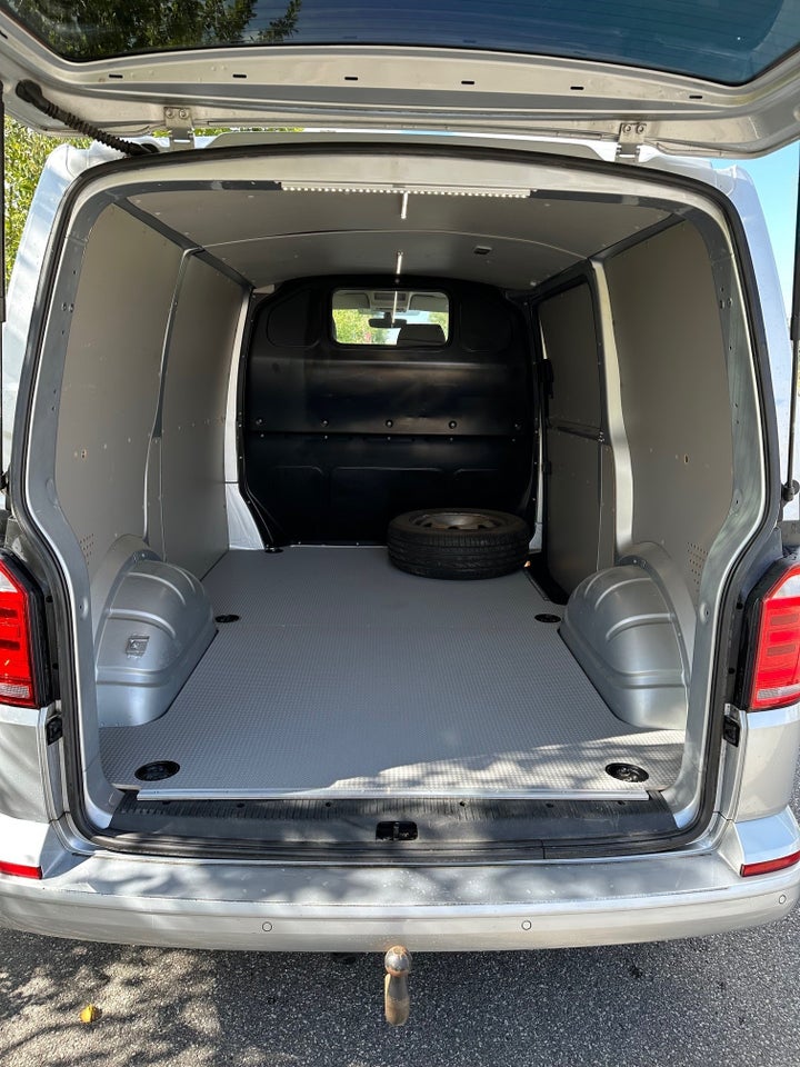 VW Transporter 2,0 TDi 204 Kassevogn DSG kort