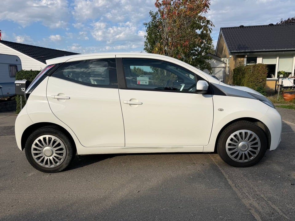 Toyota Aygo 1,0 VVT-i x-play x-touch 5d