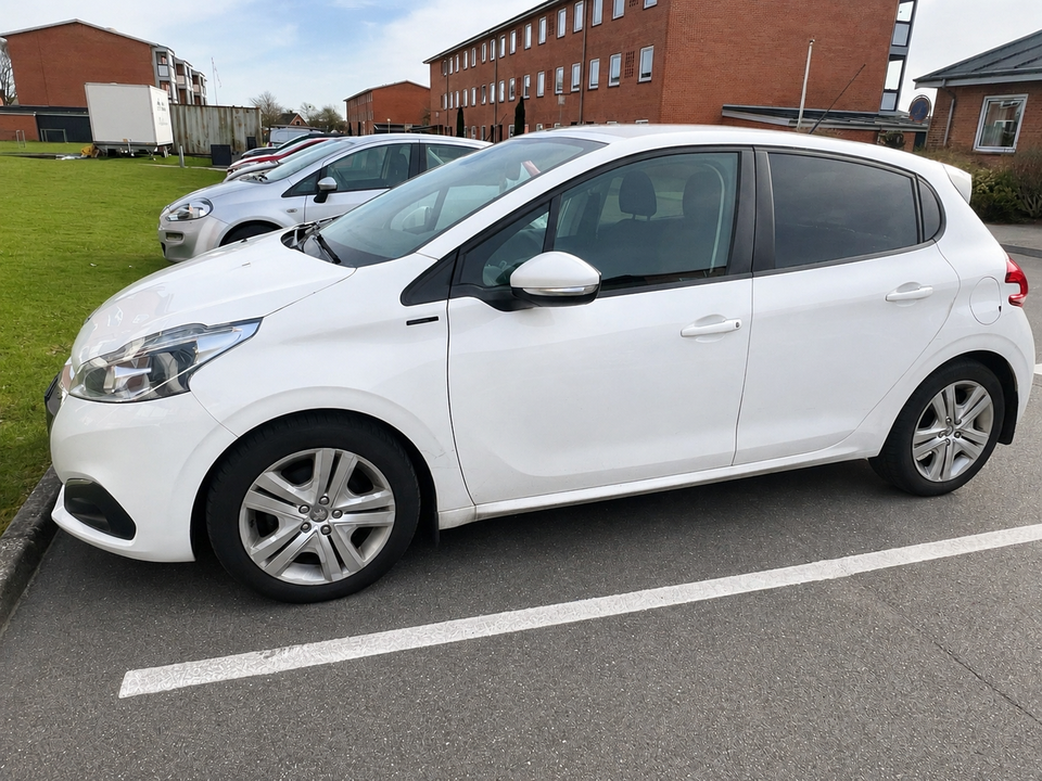 Peugeot 208 1,5 BlueHDi 100 Like Sky 5d