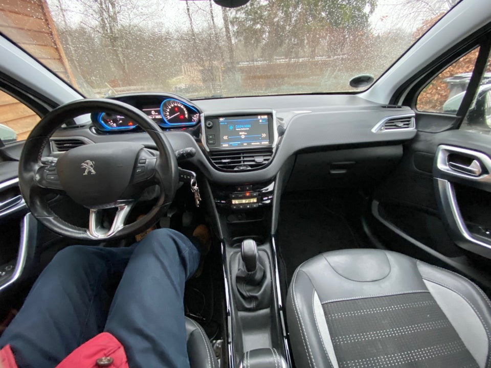 Peugeot 2008 1,2 e-THP 110 Selection Sky 5d