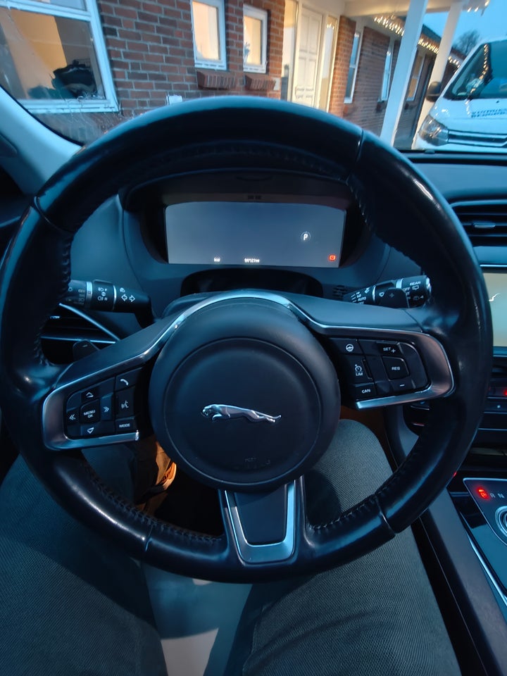 Jaguar F-Pace 2,0 D240 Pure aut. AWD 5d