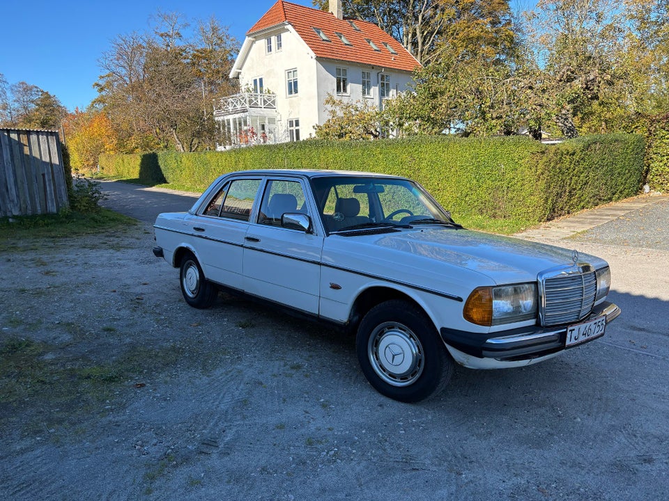 Mercedes 230 E 2,3 aut. 4d