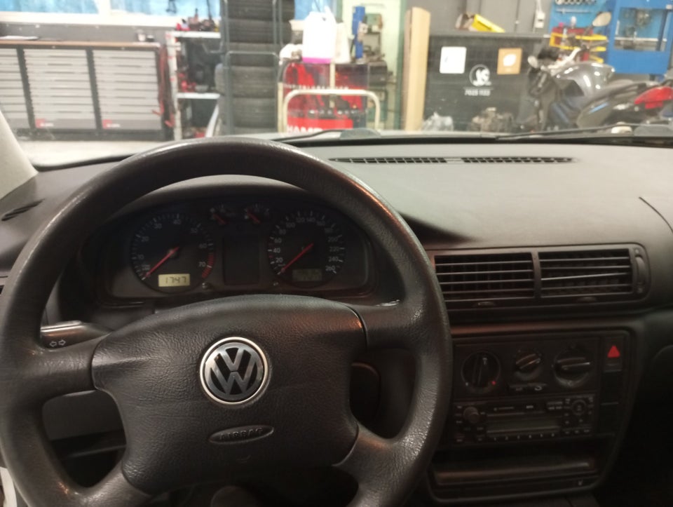 VW Passat 1,6 Variant 5d