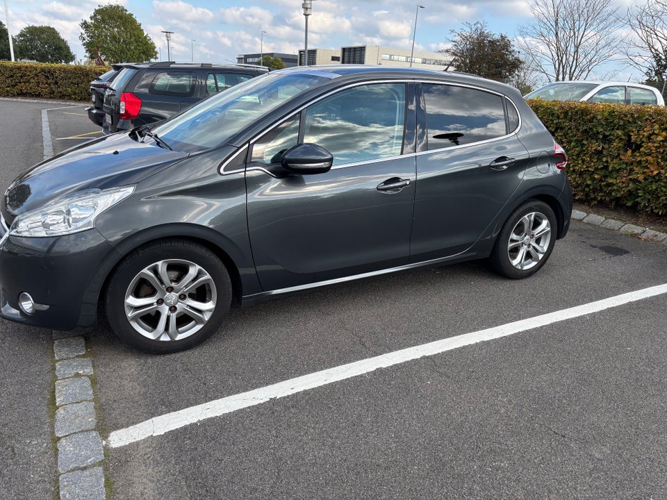 Peugeot 208 1,2 VTi Allure Sky 5d