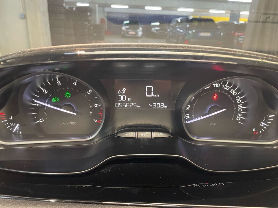 Peugeot 208 1,2 PureTech 110 Signatue Sky 5d