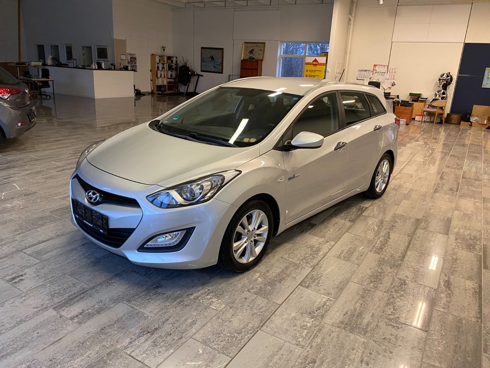 Hyundai i30 1,6 CRDi 110 Comfort CW Eco 5d