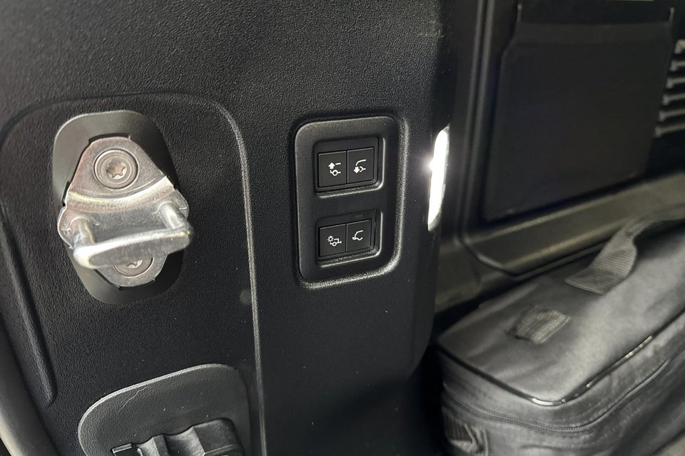 Land Rover Defender 110 3,0 D250 Hard Top X-Dynamic SE aut. Van 5d