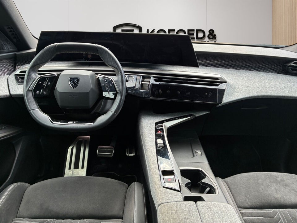 Peugeot e-3008 77 GT 5d