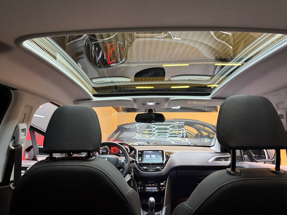 Peugeot 208 1,2 VTi Allure Sky 5d