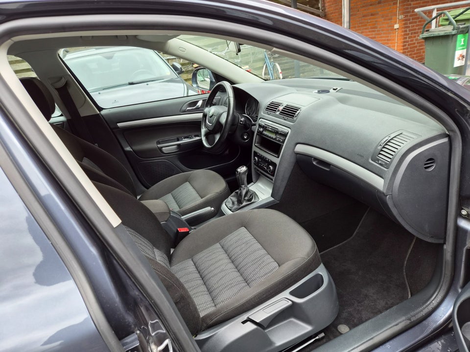 Skoda Octavia 1,6 TDi 105 Ambiente Combi 5d