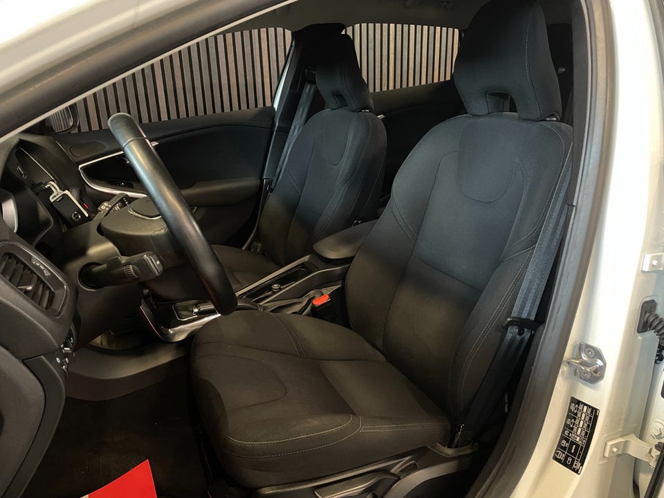 Volvo V40 2,0 D2 120 Momentum 5d