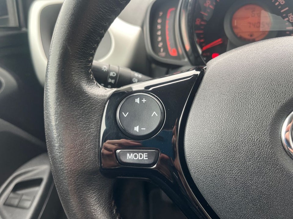 Toyota Aygo 1,0 VVT-i x-black 5d