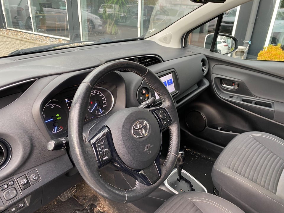 Toyota Yaris 1,5 Hybrid H1 e-CVT Van 5d