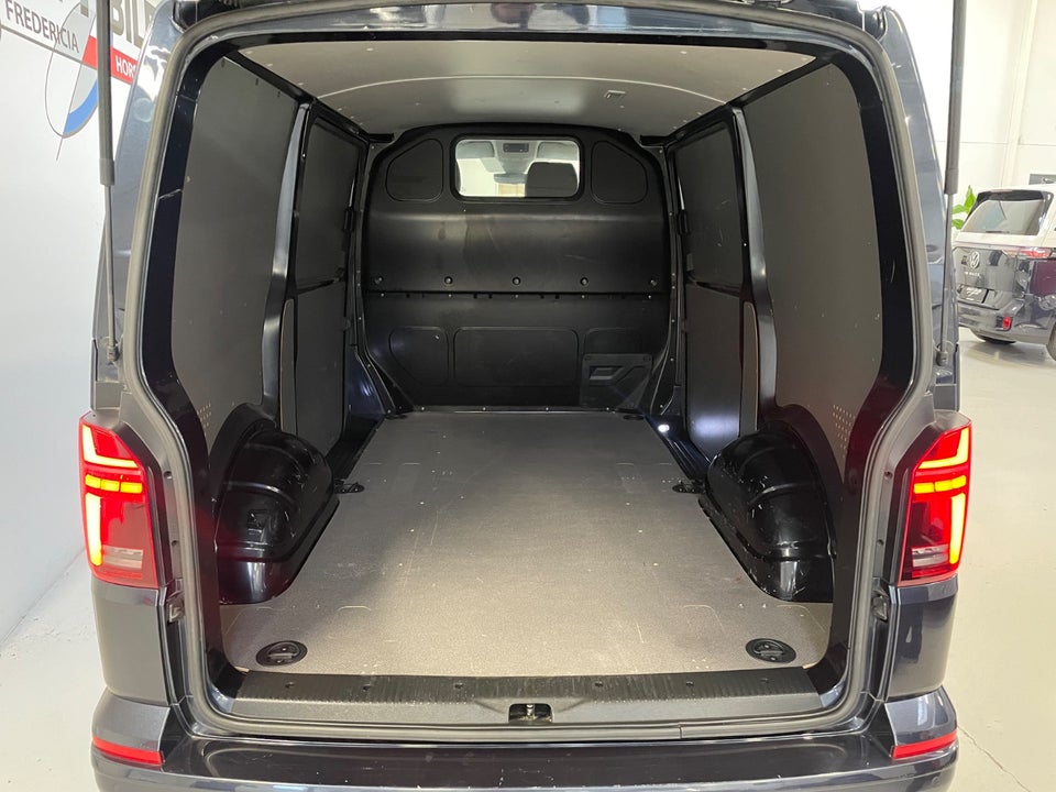 VW Transporter 2,0 TDi 199 Kassevogn DSG kort
