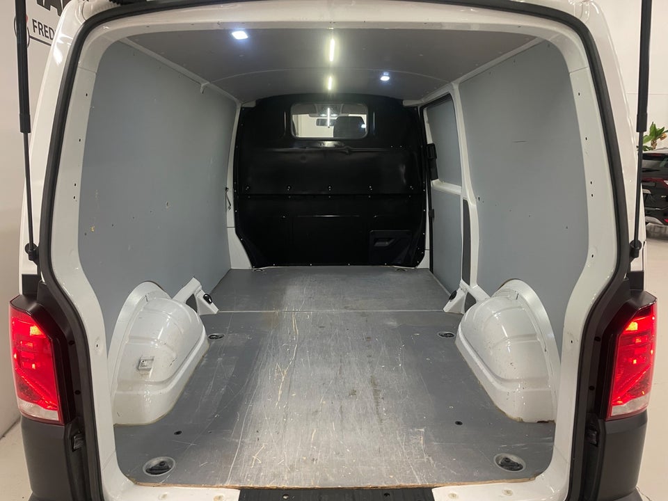 VW Transporter 2,0 TDi 110 Kassevogn lang