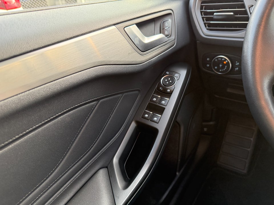 Ford Focus 1,5 EcoBoost Titanium Business stc. 5d