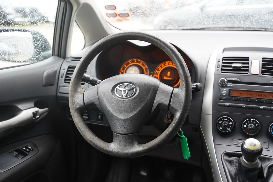 Toyota Auris 1,6 Terra 5d