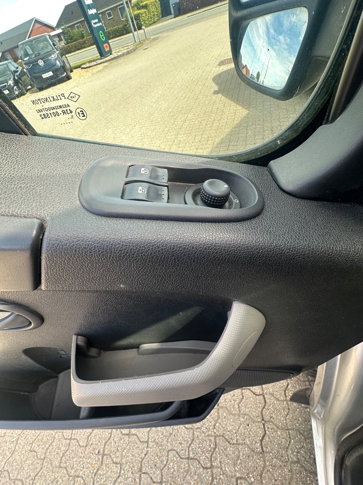Nissan NV400 2,3 dCi 125 L2H2 Van 5d