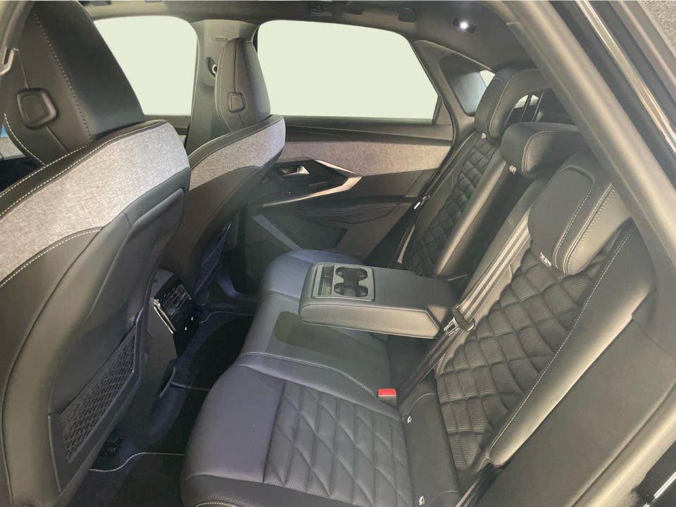 Peugeot e-3008 77 GT Pack 5d