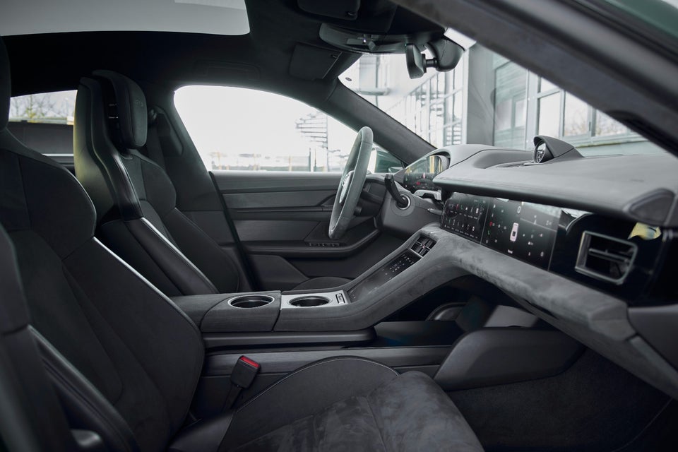 Porsche Taycan GTS Performance+  4d