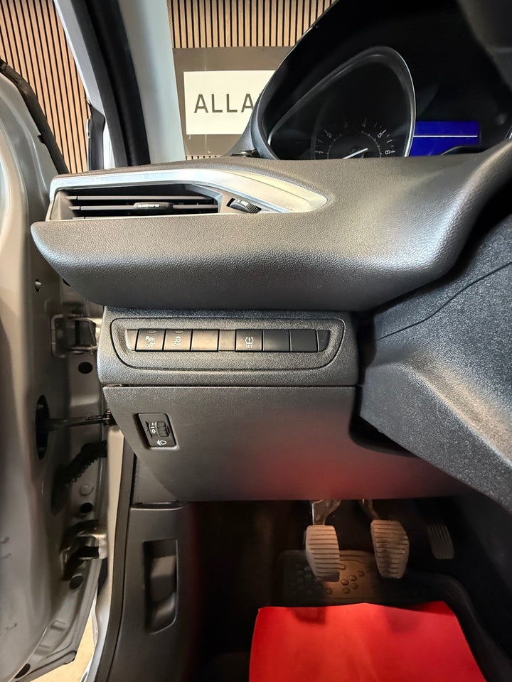 Peugeot 208 1,2 VTi Allure Sky 5d