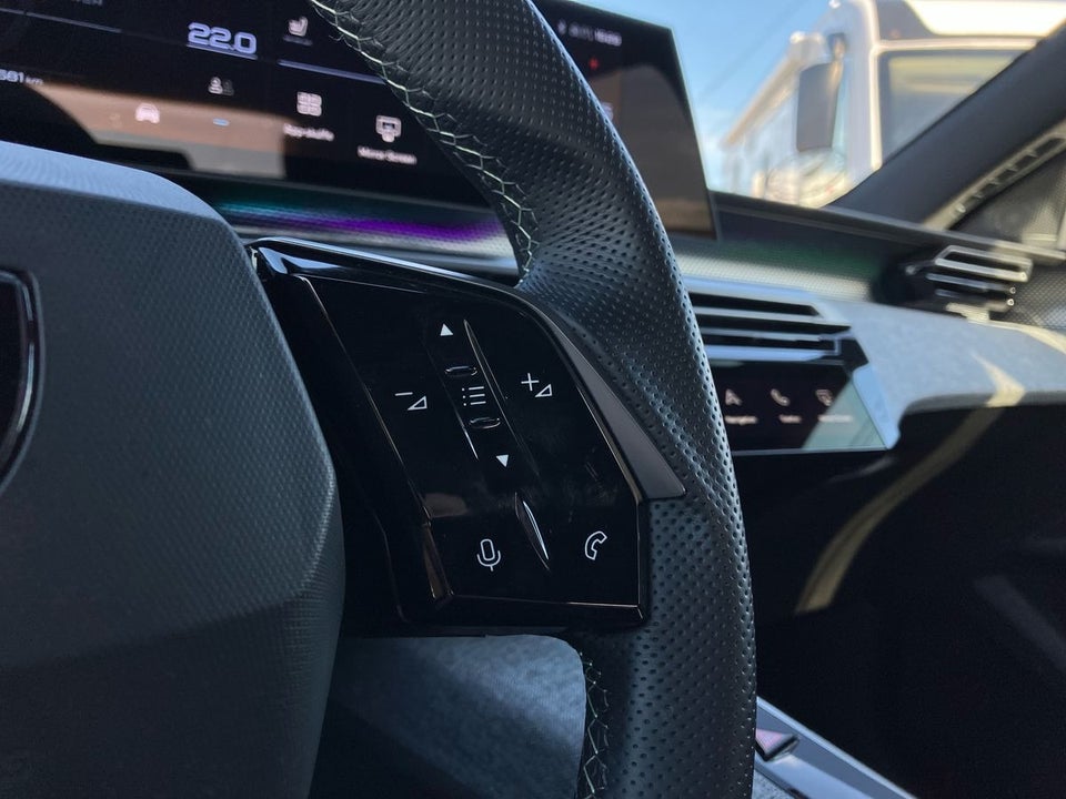 Peugeot e-3008 77 GT Pack 5d