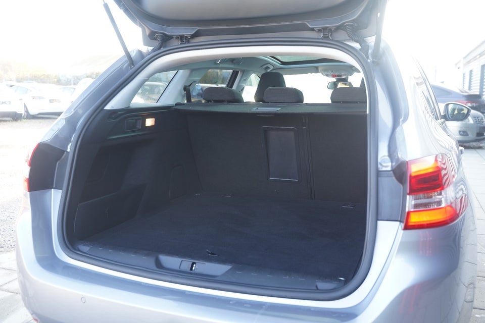 Peugeot 308 1,5 BlueHDi 130 Prestige Sky 5d