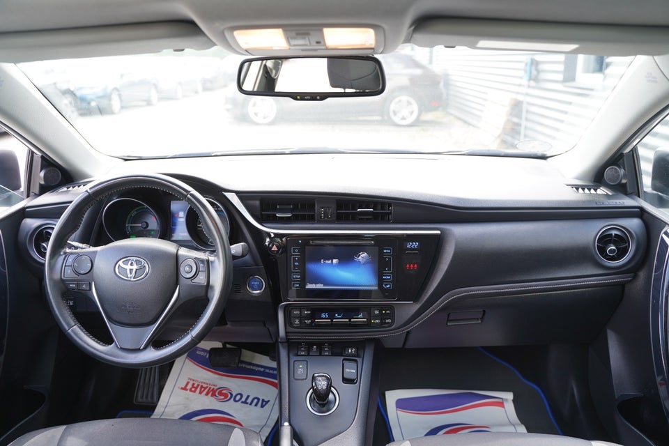 Toyota Auris 1,8 Hybrid H2 Style Skyview CVT 5d