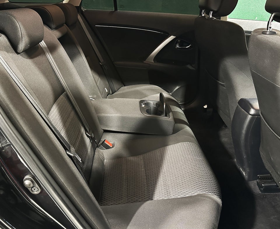 Toyota Avensis 2,0 D-4D T1 stc. 5d