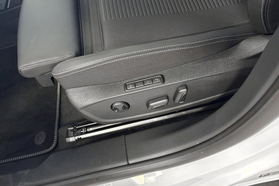 Ford Explorer 77 Premium Extended Range Van 5d