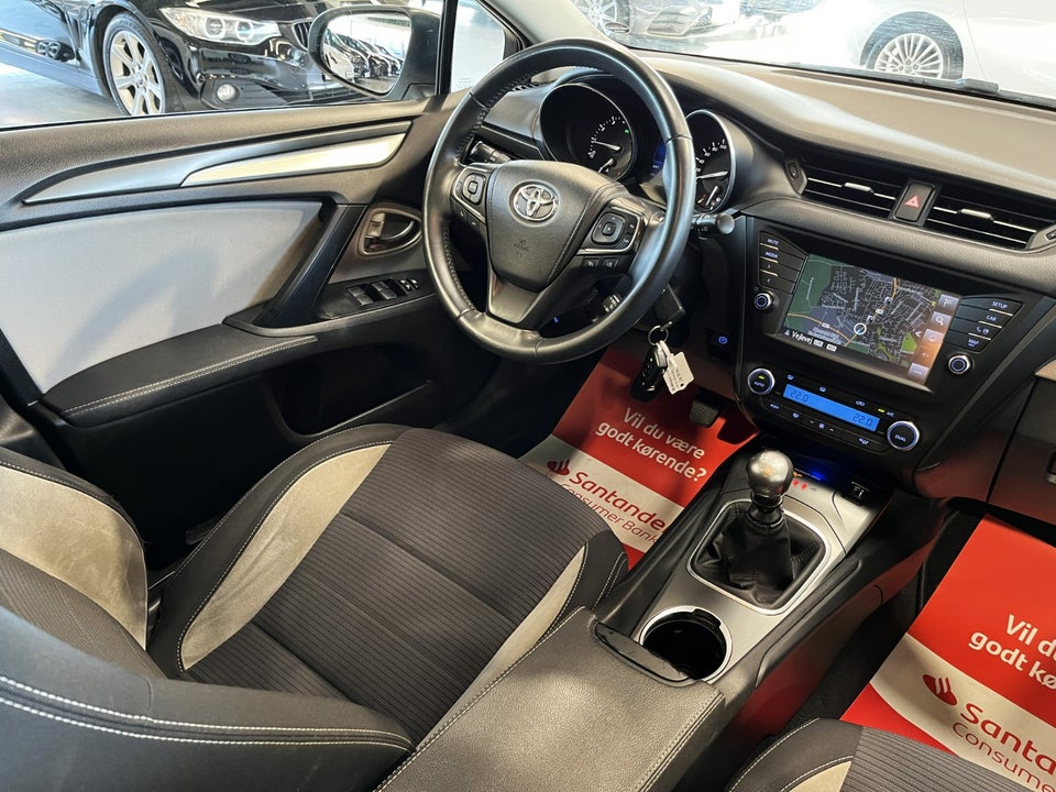 Toyota Avensis 1,8 VVT-i T2 Premium Touring Sports 5d