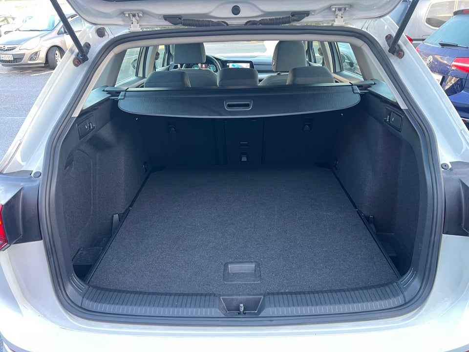 VW Golf VIII 1,5 TSi 130 Life Variant 5d