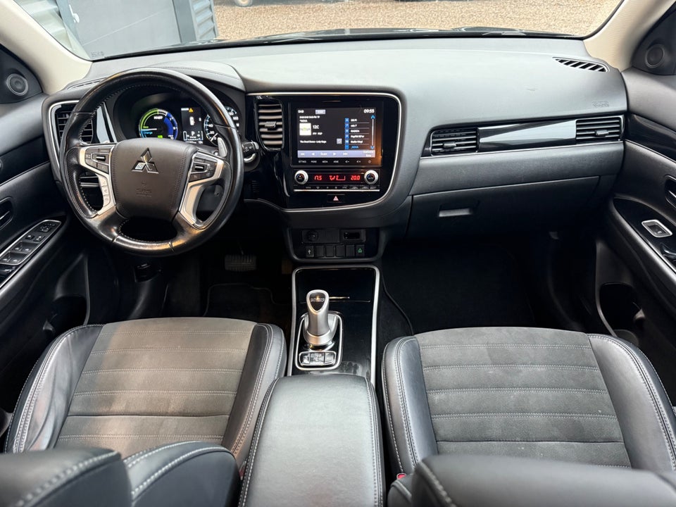 Mitsubishi Outlander 2,4 PHEV Invite CVT 4WD 5d
