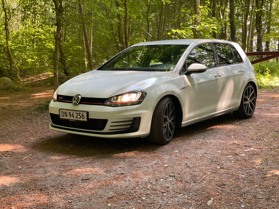 VW Golf VII 2,0 GTi DSG 5d