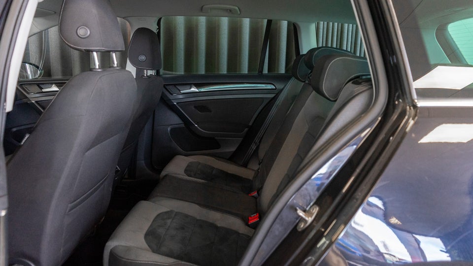 VW Golf VII 2,0 TDi 150 Highline Variant DSG 5d