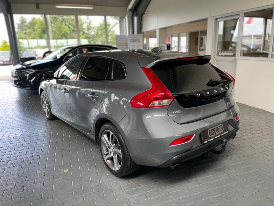 Volvo V40 2,0 T3 152 Momentum 5d